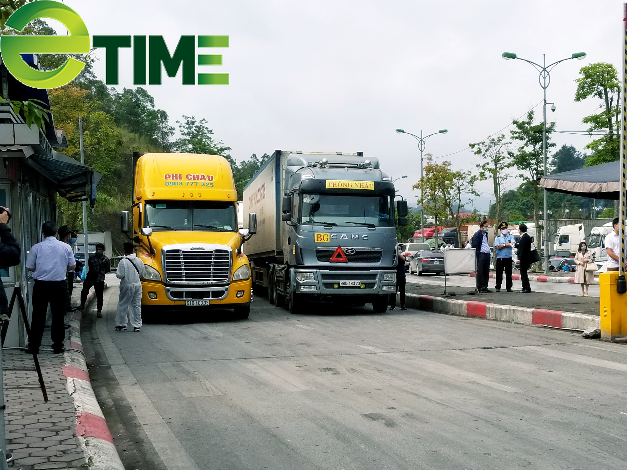 Trung Quốc gắn biển số xe điện tử tất cả các xe ra vào Hữu Nghị Quan từ 1/5 - Ảnh 1. Trung Quốc gắn biển số xe điện tử tất cả các xe ra vào Hữu Nghị Quan từ 1/5 - Ảnh 1.