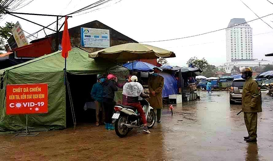 Lạng Sơn: Lập chốt dã chiến kiểm soát y tế người dân ra vào chợ - Ảnh 1. Lạng Sơn: Lập chốt dã chiến kiểm soát y tế người dân ra vào chợ - Ảnh 1.