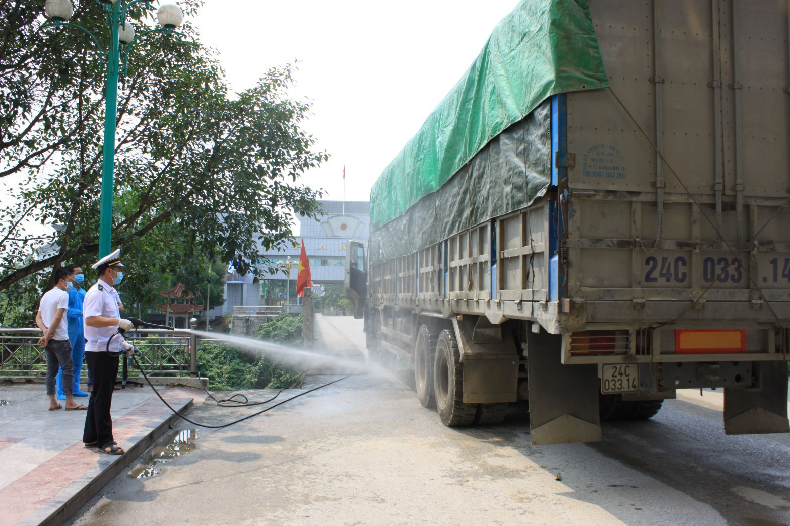 Cao Bằng nỗ lực thông quan hàng hóa giữa bão dịch Covid-19 - Ảnh 2. Cao Bằng nỗ lực thông quan hàng hóa giữa bão dịch Covid-19 - Ảnh 2.
