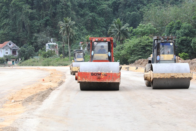 Chủ tịch Quảng Ninh: Không để Covid-19 ảnh hưởng đến tiến độ dự án đường bao biển - Ảnh 2.