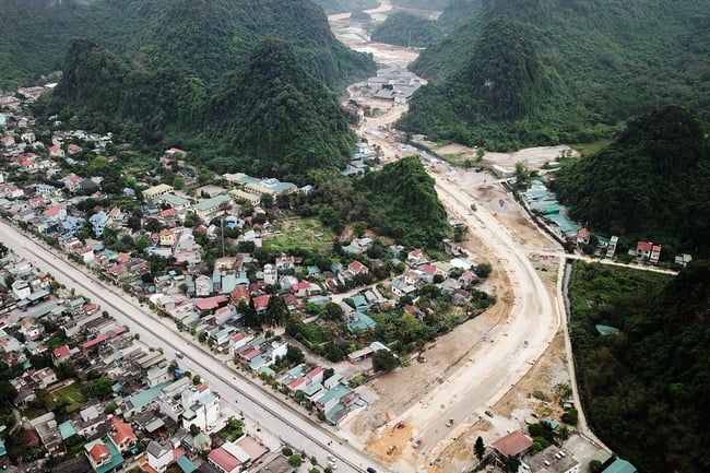 Chủ tịch Quảng Ninh: Không để Covid-19 ảnh hưởng đến tiến độ dự án đường bao biển - Ảnh 3.