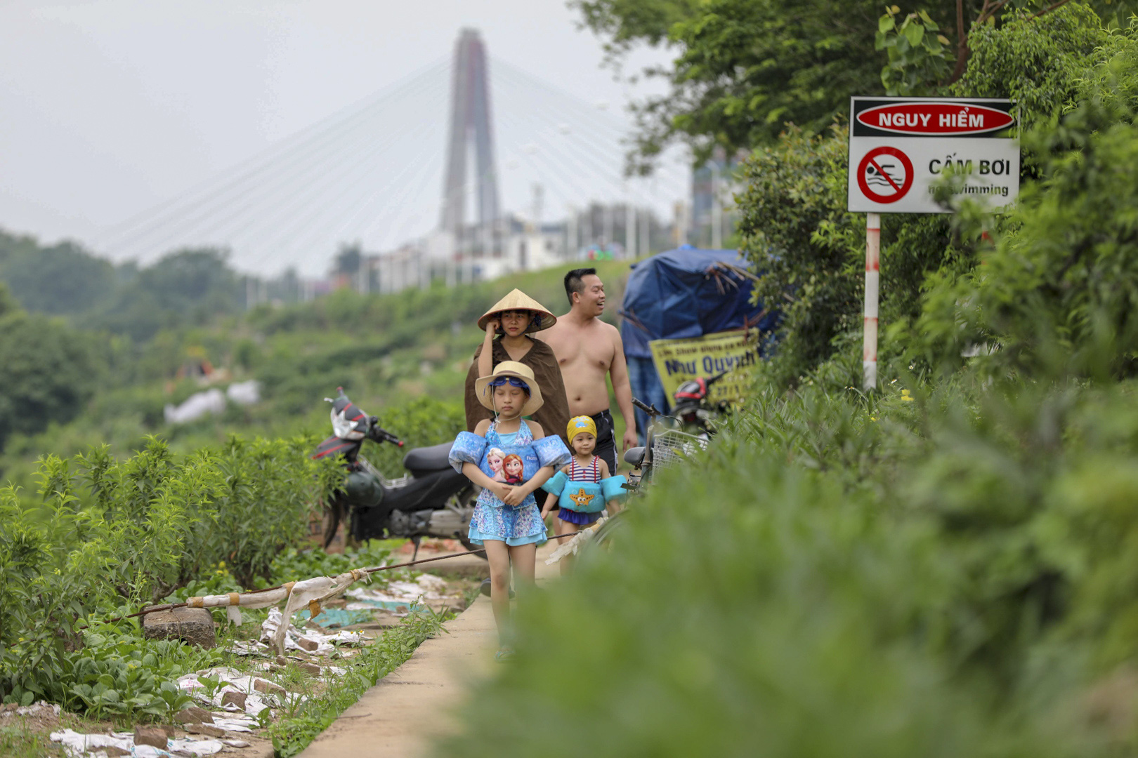 Hà Nội: Bất chấp biển cấm, hàng trăm người đổ ra sông Hồng tắm &quot;giải nhiệt&quot; - Ảnh 5.