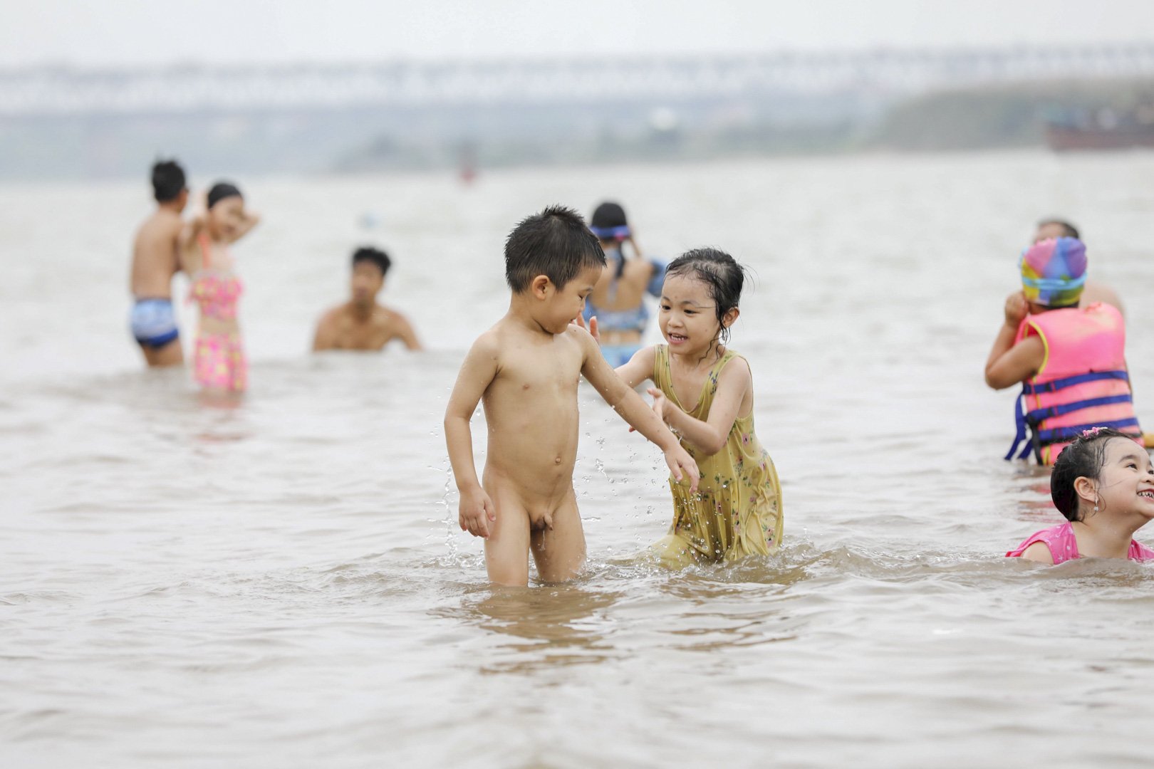 Hà Nội: Bất chấp biển cấm, hàng trăm người đổ ra sông Hồng tắm &quot;giải nhiệt&quot; - Ảnh 11.
