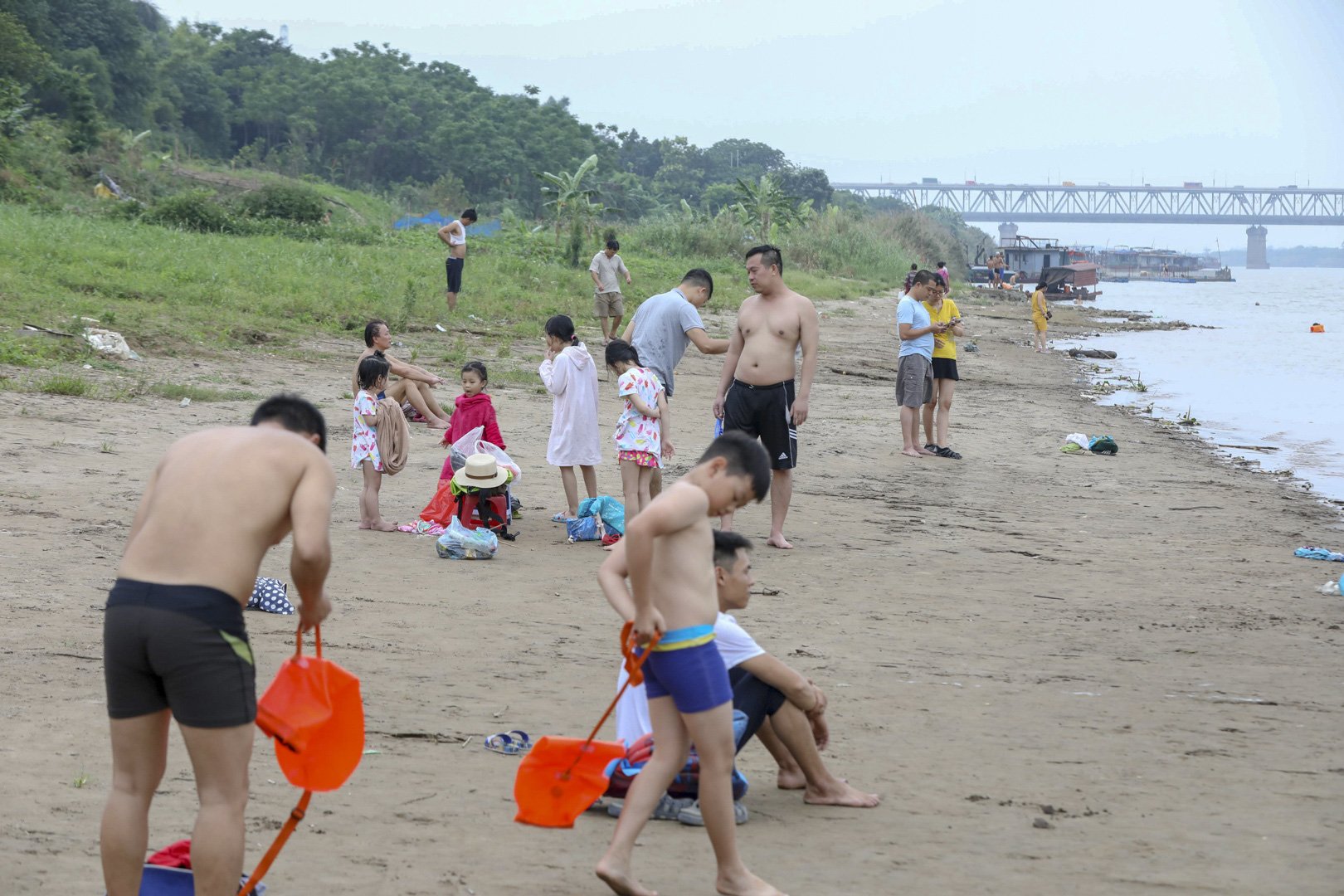 Hà Nội: Bất chấp biển cấm, hàng trăm người đổ ra sông Hồng tắm &quot;giải nhiệt&quot; - Ảnh 8.