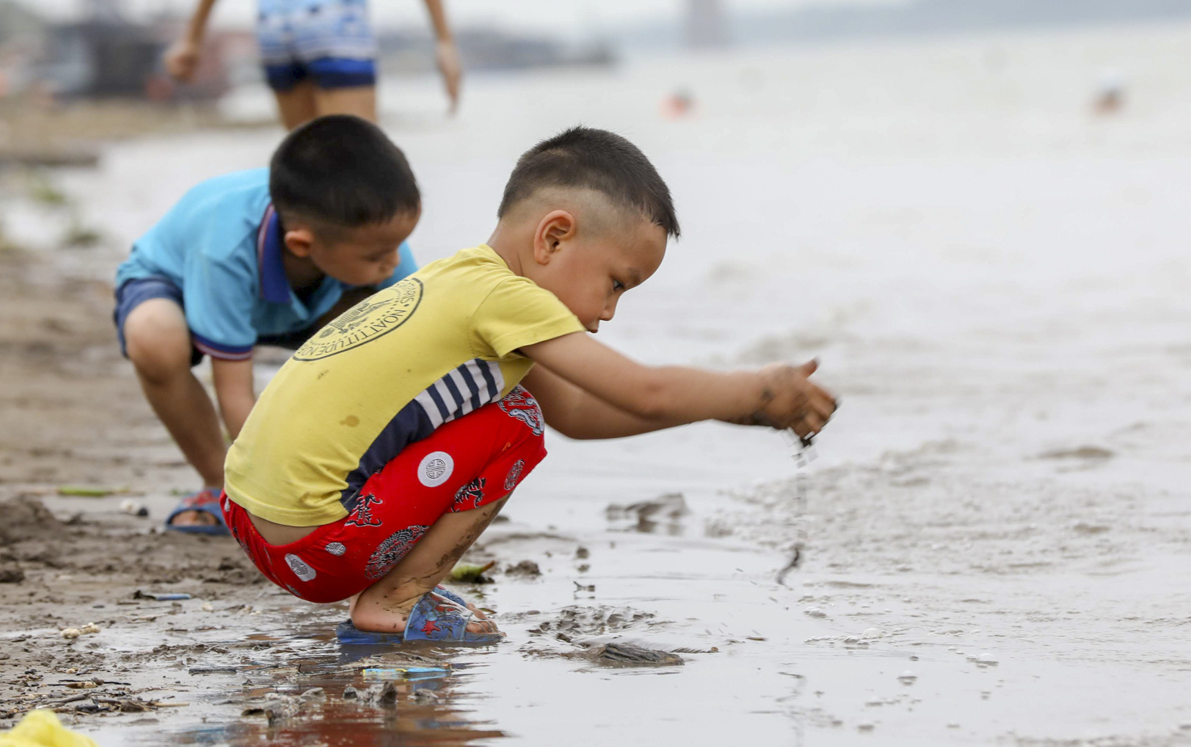 Hà Nội: Bất chấp biển cấm, hàng trăm người đổ ra sông Hồng tắm &quot;giải nhiệt&quot; - Ảnh 6.