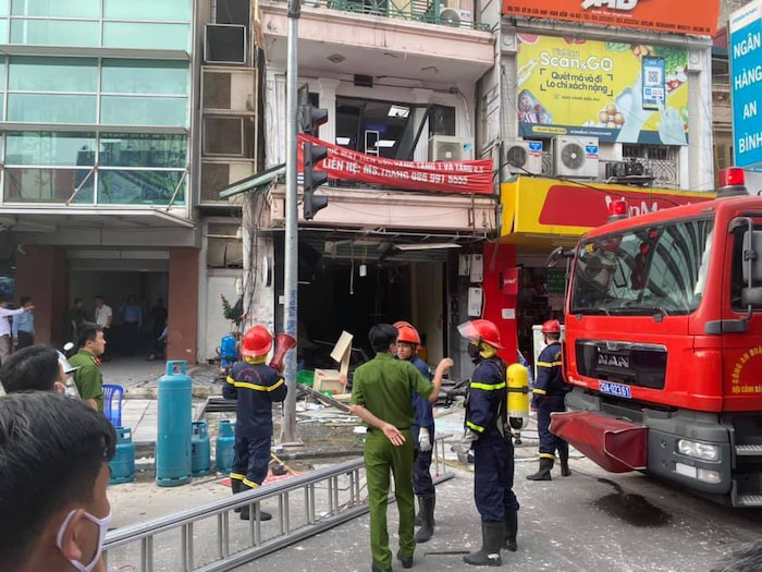 Hà Nội: Sau tiếng nổ lớn, nhiều người nhập viện cấp cứu - Ảnh 1. Hà Nội: Sau tiếng nổ lớn, nhiều người nhập viện cấp cứu - Ảnh 1.