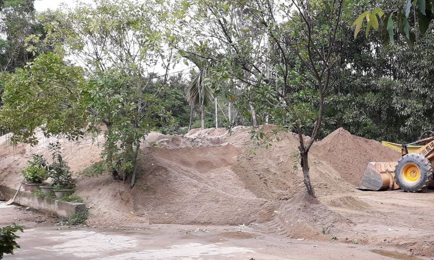 Sau chỉ đạo của Chủ tịch tỉnh, bãi tập kết cát không phép vẫn “thách thức”   - Ảnh 1.