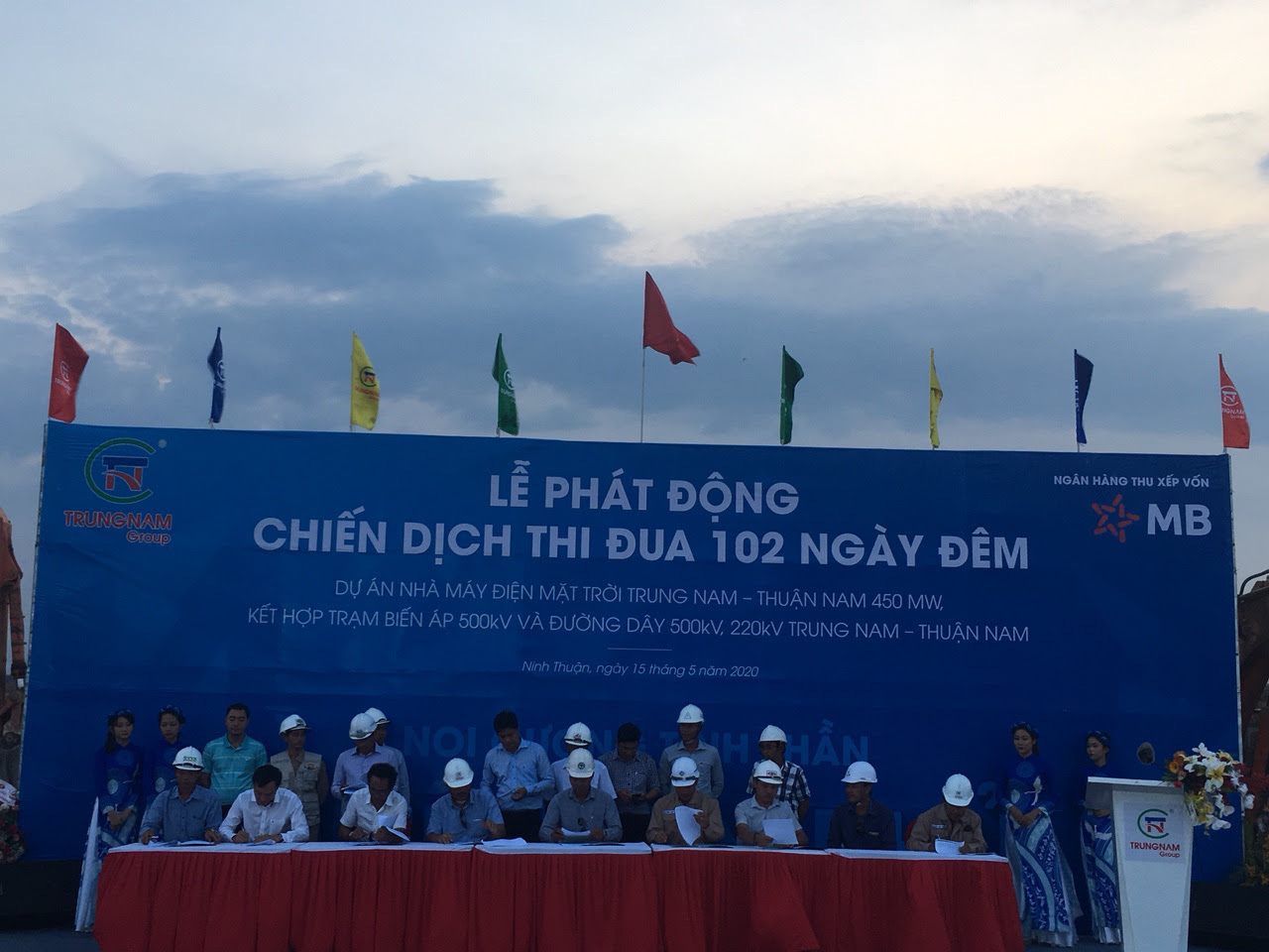 Thi đua 102 ngày đêm dự án nhà máy điện mặt trời Trung Nam – Thuận Nam - Ảnh 1.