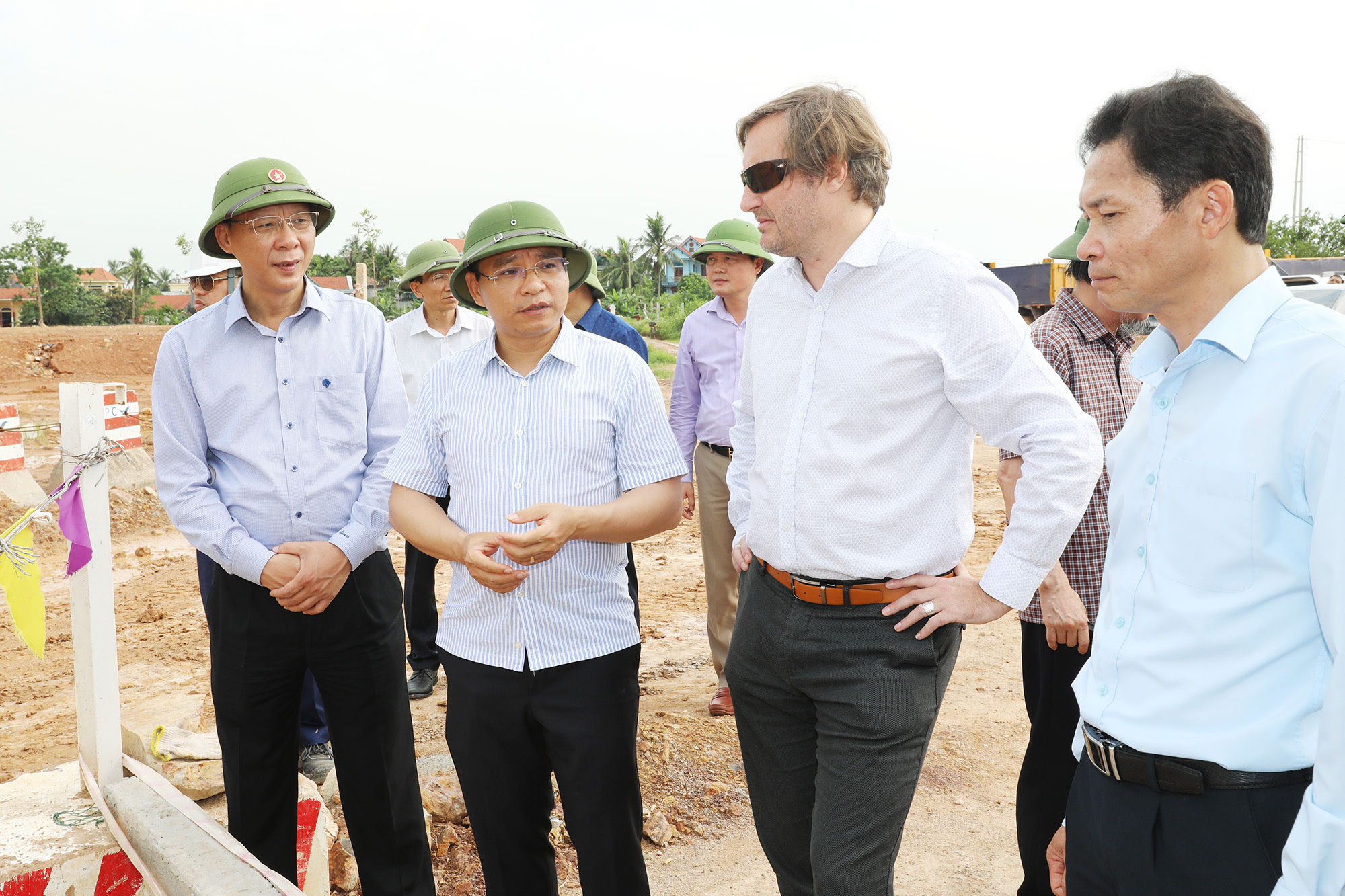 Quảng Ninh đẩy nhanh tiến độ thực hiện các dự án KCN trọng điểm - Ảnh 1. Quảng Ninh đẩy nhanh tiến độ thực hiện các dự án KCN trọng điểm - Ảnh 1.