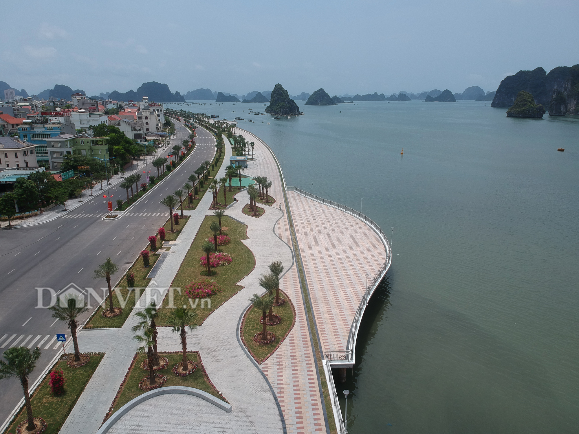 Người dân hứng khởi vui chơi trên con đường ven biển hoàn mĩ nhất Hạ Long - Ảnh 1. Người dân hứng khởi vui chơi trên con đường ven biển hoàn mĩ nhất Hạ Long - Ảnh 1.