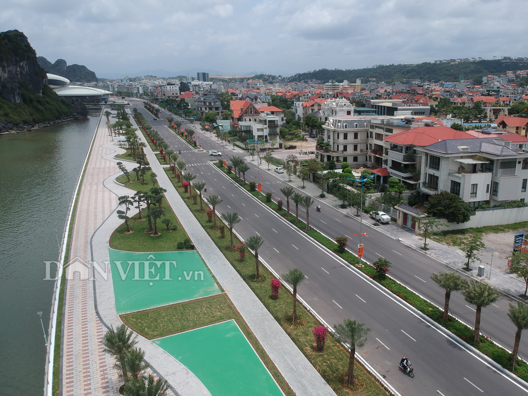 Người dân hứng khởi vui chơi trên con đường ven biển hoàn mĩ nhất Hạ Long - Ảnh 2. Người dân hứng khởi vui chơi trên con đường ven biển hoàn mĩ nhất Hạ Long - Ảnh 2.