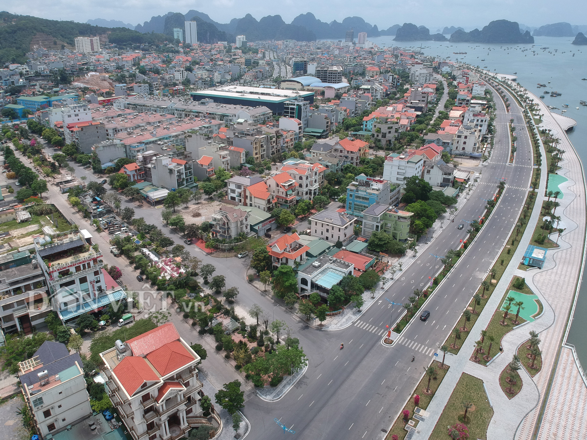 Người dân hứng khởi vui chơi trên con đường ven biển hoàn mĩ nhất Hạ Long - Ảnh 3. Người dân hứng khởi vui chơi trên con đường ven biển hoàn mĩ nhất Hạ Long - Ảnh 3.
