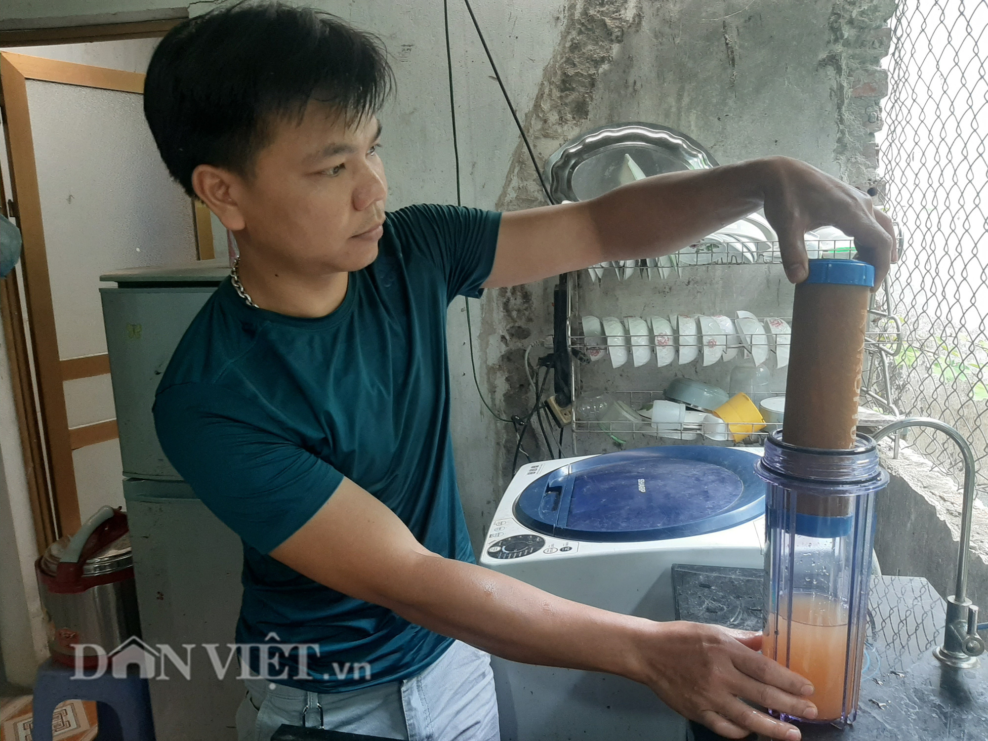 Quả lọc trong máy lọc nước nhà anh Hùng sau chưa đến 1 tuần sử dụng