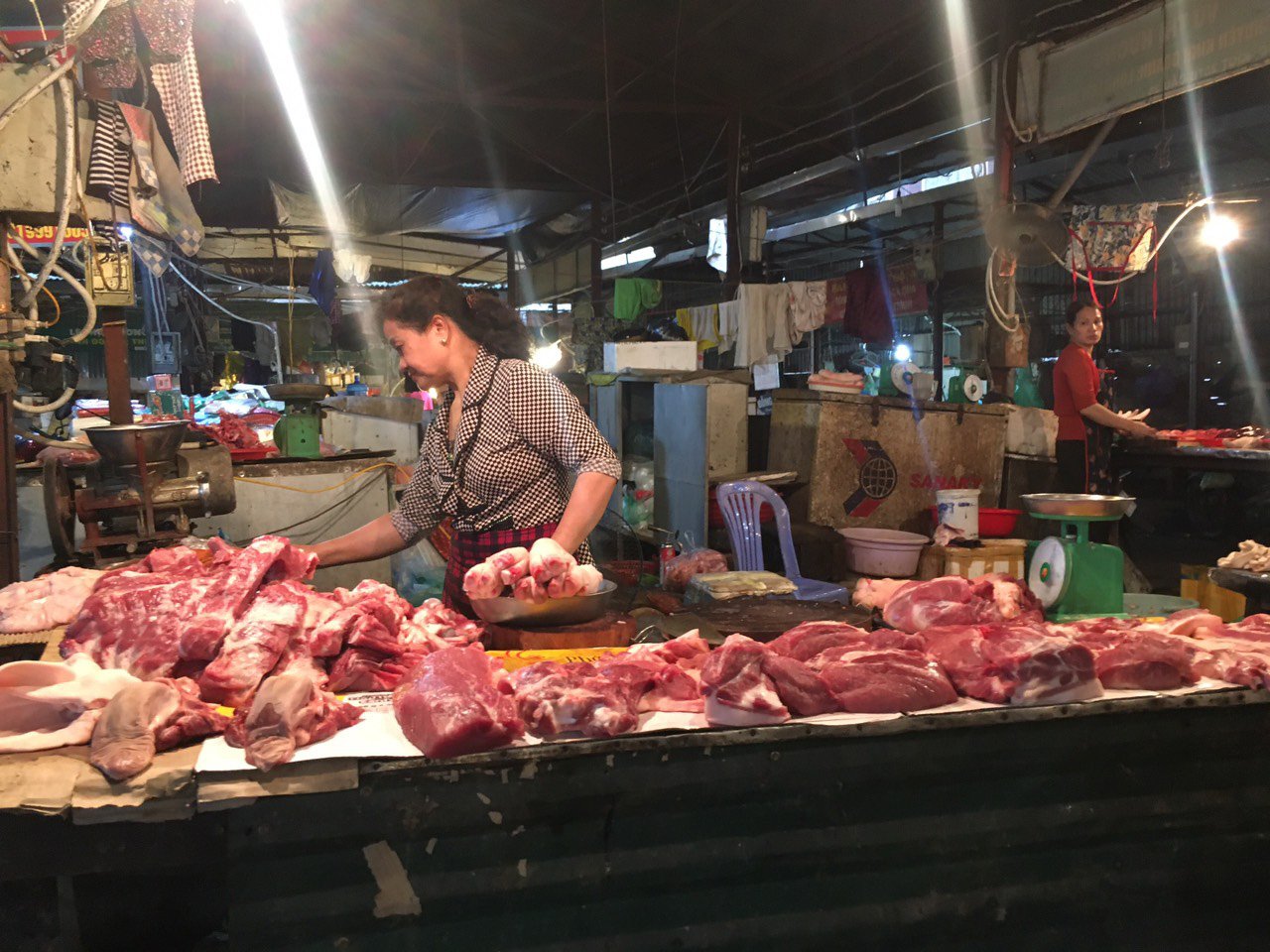 Giá lợn cao ngất ngưởng, sinh viên “cả tuần không dám ăn” - Ảnh 1. Giá lợn cao ngất ngưởng, sinh viên “cả tuần không dám ăn” - Ảnh 1.