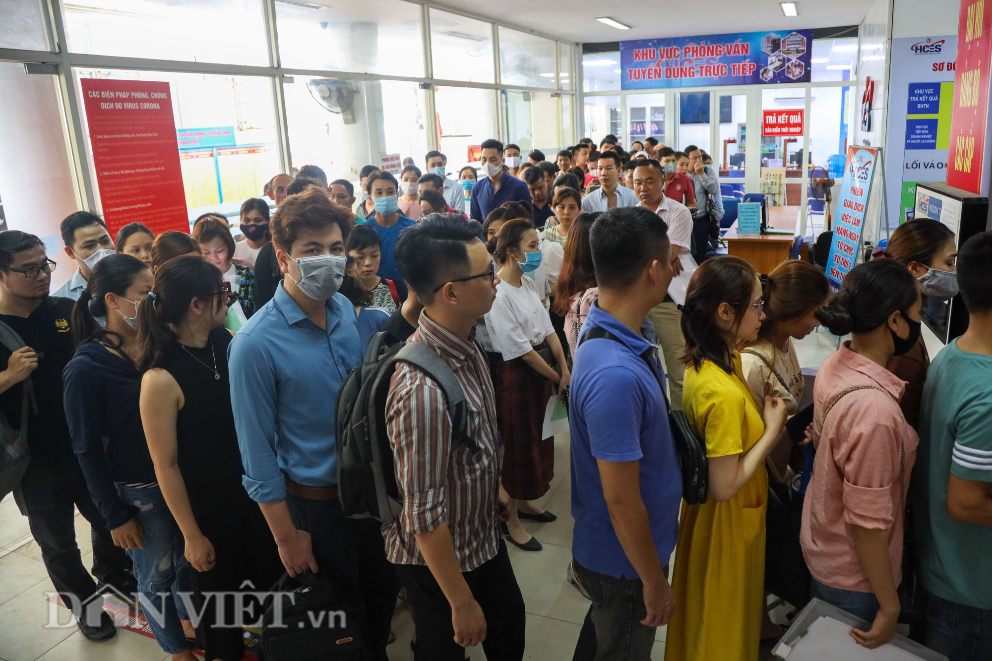 Hậu Covid-19 hàng trăm người xếp hàng chờ làm trợ cấp thất nghiệp. - Ảnh 8.