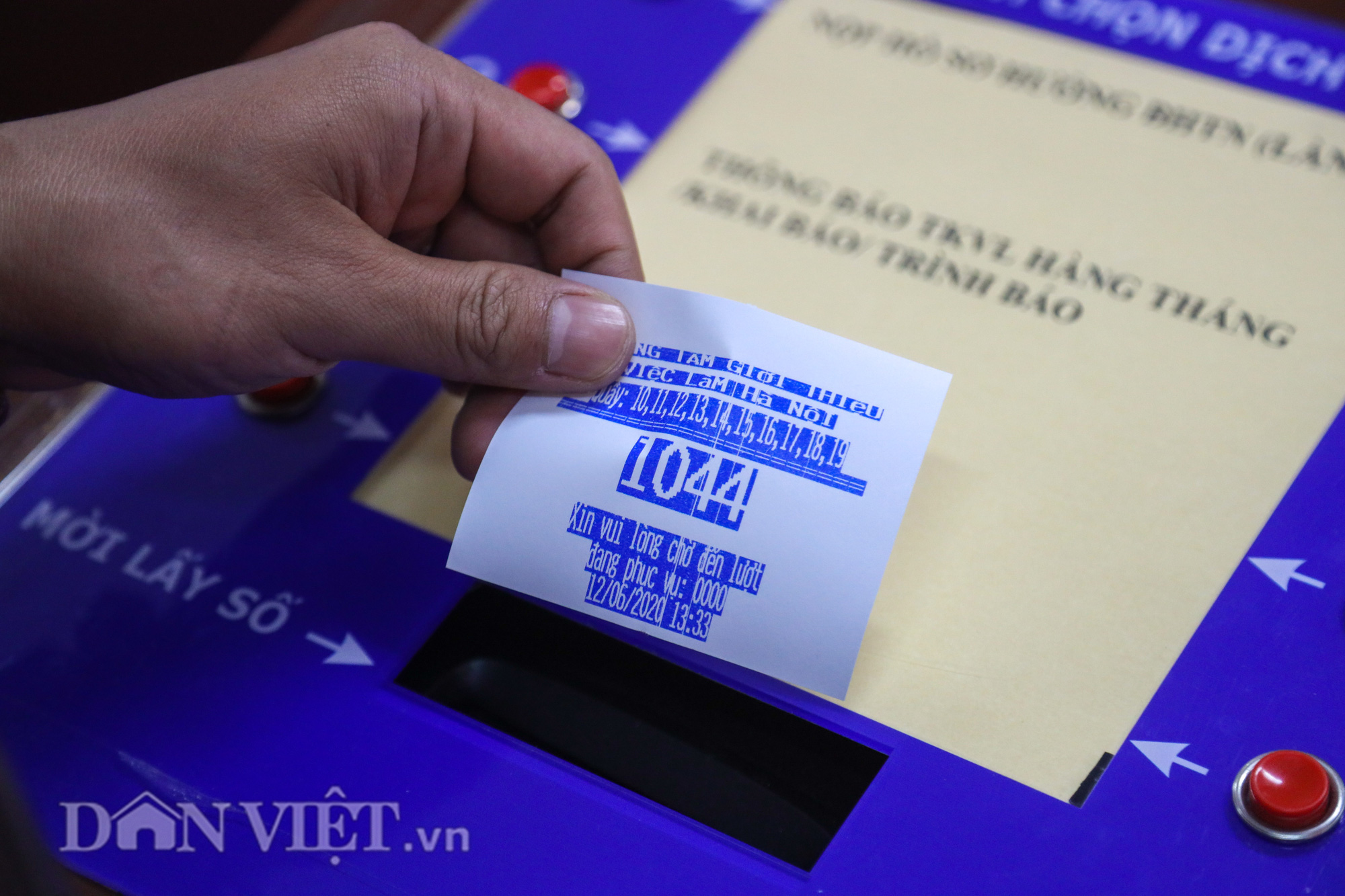 Hàng trăm người chen nhau làm trợ cấp thất nghiệp hậu Covid-19 - Ảnh 5.