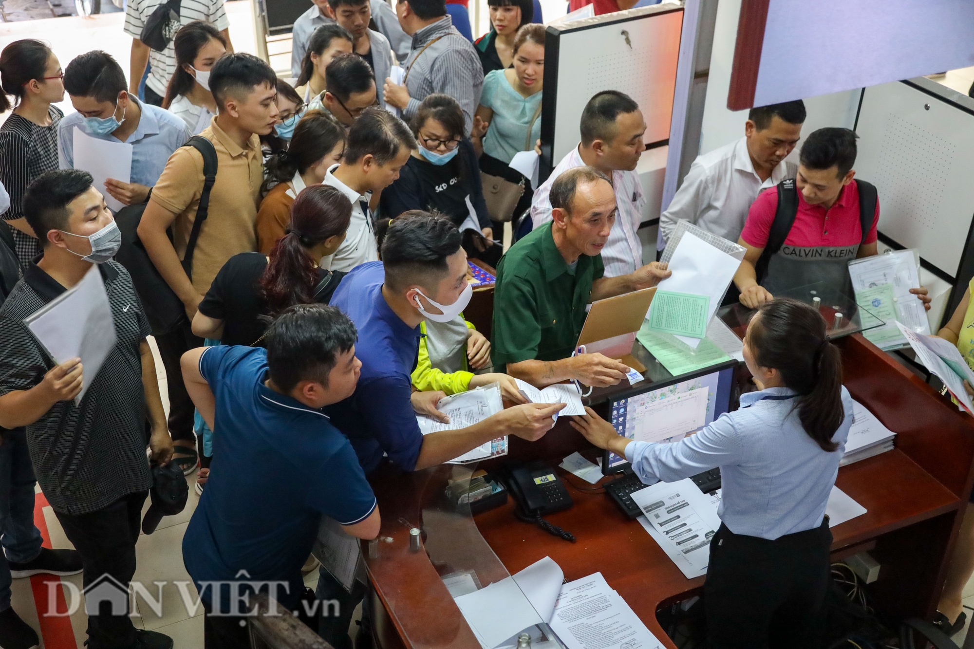 Hàng trăm người chen nhau làm trợ cấp thất nghiệp hậu Covid-19 - Ảnh 7.