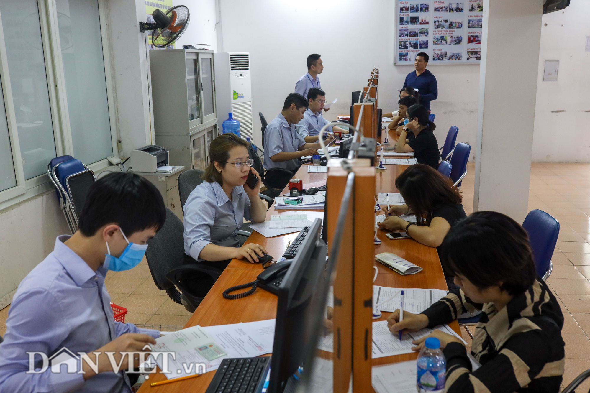 Hậu Covid-19 hàng trăm người xếp hàng chờ làm trợ cấp thất nghiệp. - Ảnh 12.