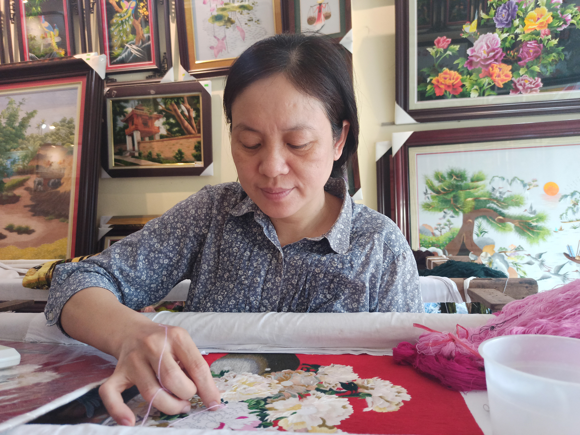 13 tuổi đã thành thạo 9 &quot;ngón&quot; thêu tay, giờ nữ nghệ nhân Thúy Đào còn có sản phẩm OCOP 4 sao - Ảnh 1.