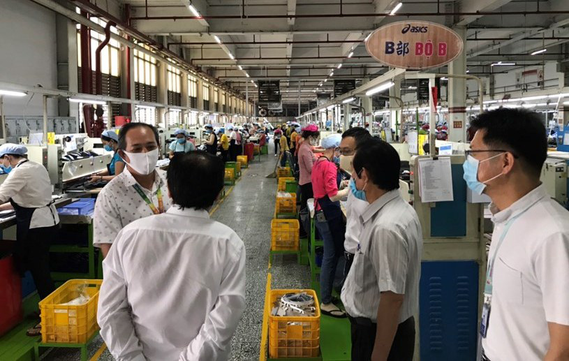 Hàng nghìn công nhân bị buộc thôi việc hậu Covid-19 - Ảnh 1.