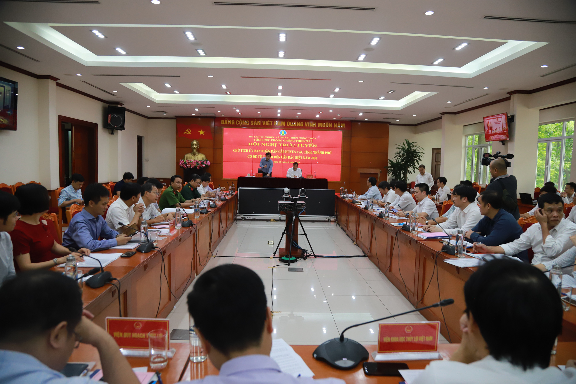  Thứ trưởng Bộ NN&PTNT Nguyễn Hoàng Hiệp: 230 điểm nguy cơ, uy hiếp đê điều bất cứ lúc nào - Ảnh 1.