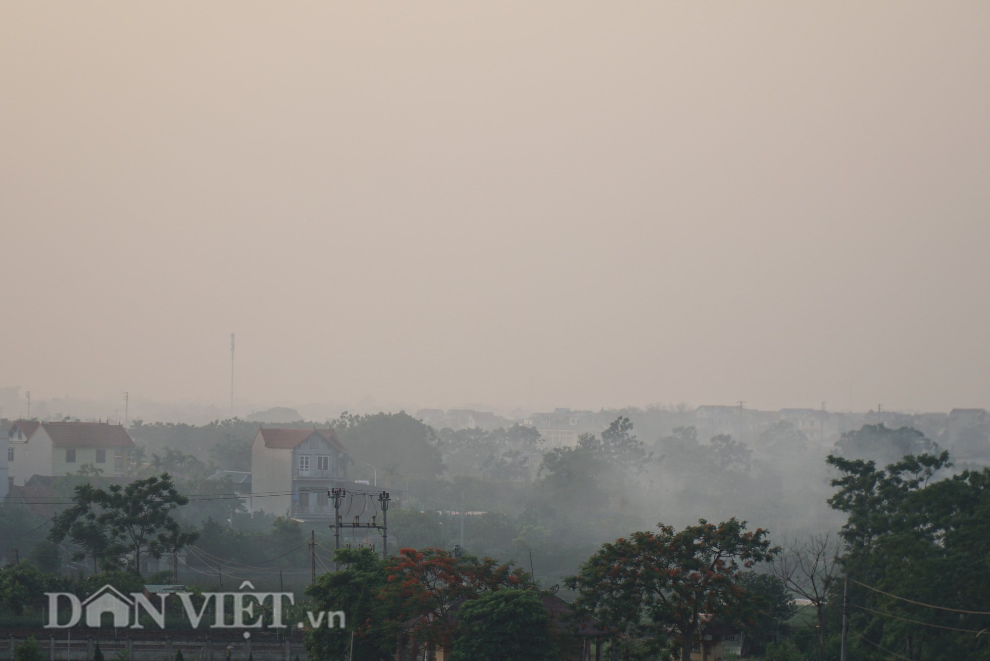 Khói trắng mù mịt bủa vây khu dân cư do người dân đốt rơm  - Ảnh 15.
