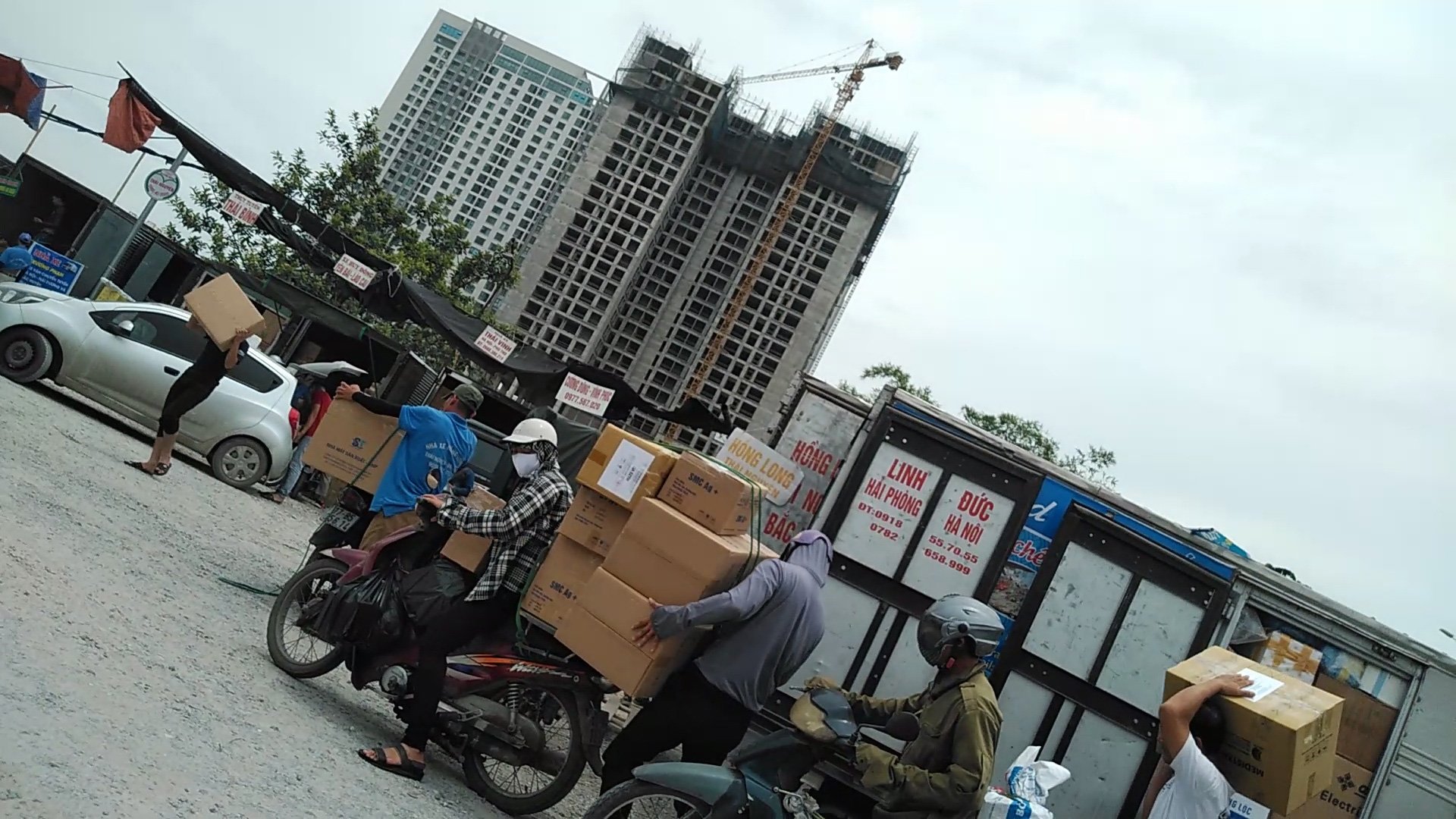 Dẹp bãi xe trái phép 310 Nguyễn Xiển sau phản ánh của Dân Việt - Ảnh 1.