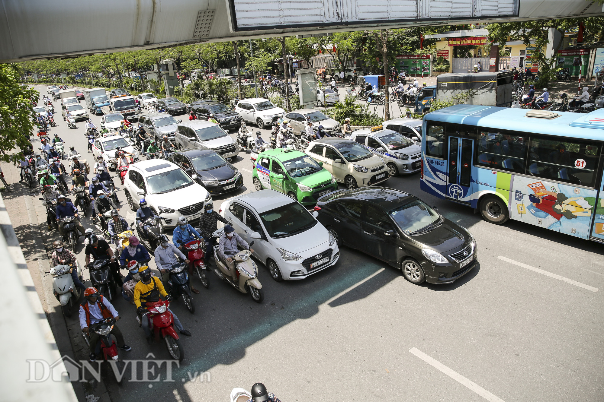 Người dân chật vật mưu sinh trong cái nóng đổ lửa ngày Hà Nội 40 độ - Ảnh 3.