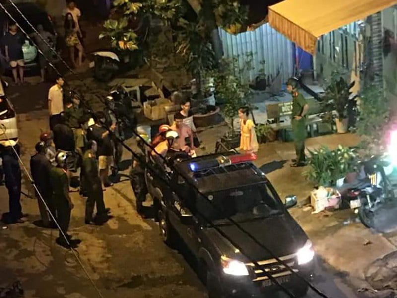 NÓNG: Hỗn chiến kinh hoàng, 1 người bị chém gần lìa tay - Ảnh 1.