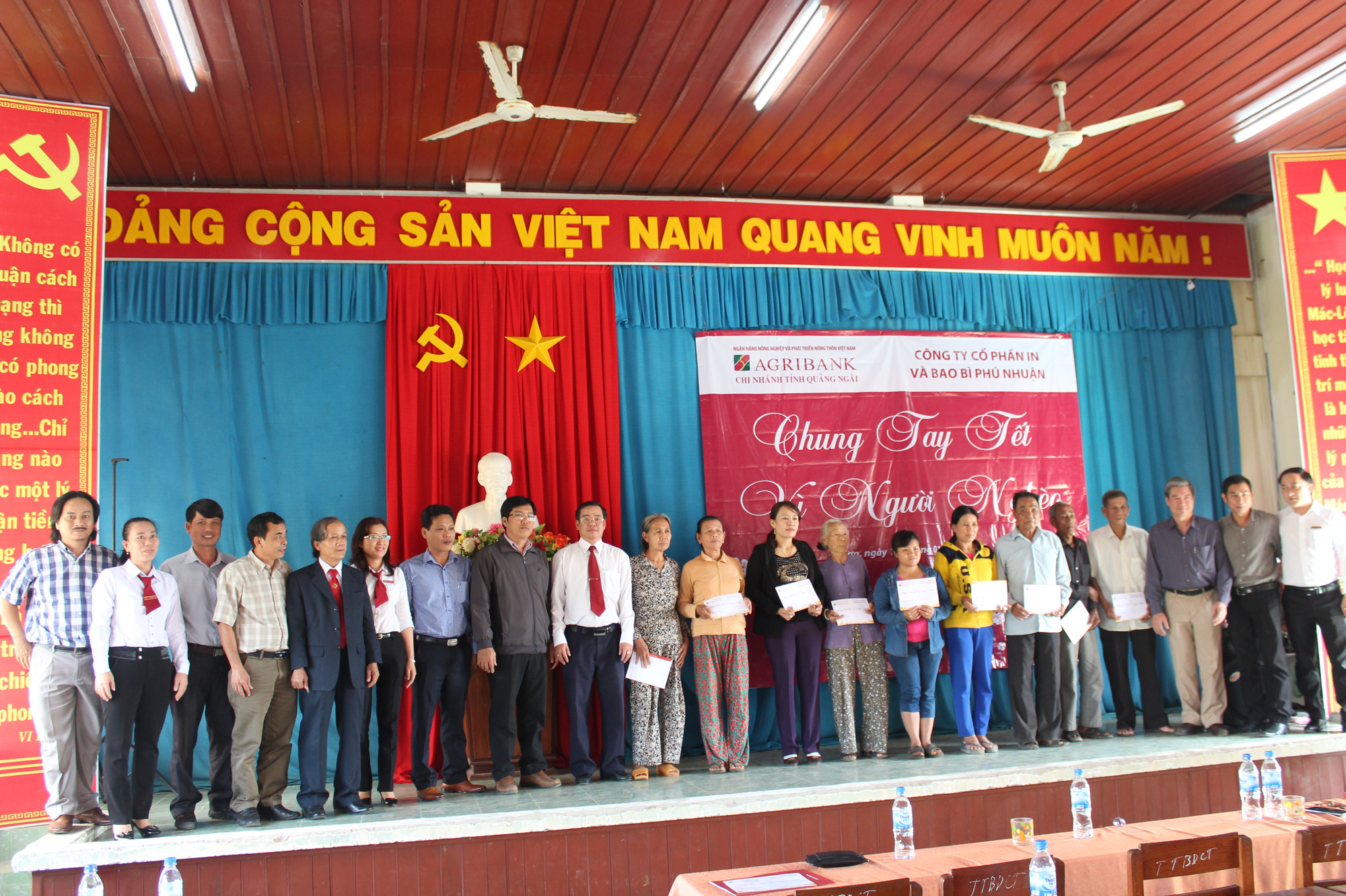 Quảng Ngãi: Agribank Lý Sơn đẩy mạnh phát triển kinh doanh, gắn trách nhiệm với cộng đồng - Ảnh 2. Quảng Ngãi: Agribank Lý Sơn đẩy mạnh phát triển kinh doanh, gắn trách nhiệm với cộng đồng - Ảnh 2.