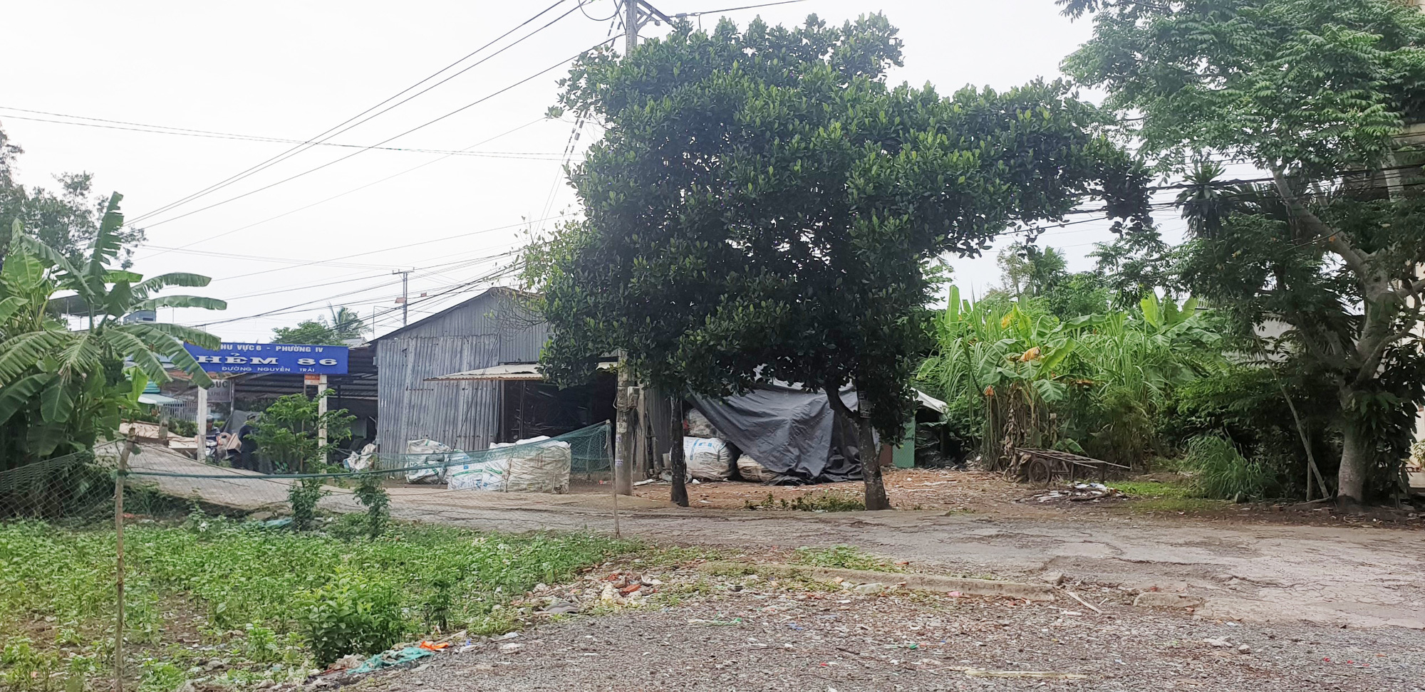 Vợ chồng trẻ ở Hậu Giang phải đi &quot;ăn nhờ, ở đậu&quot; sau khi bán nhà, vay mượn tiền mua đất thi hành án - Ảnh 1.