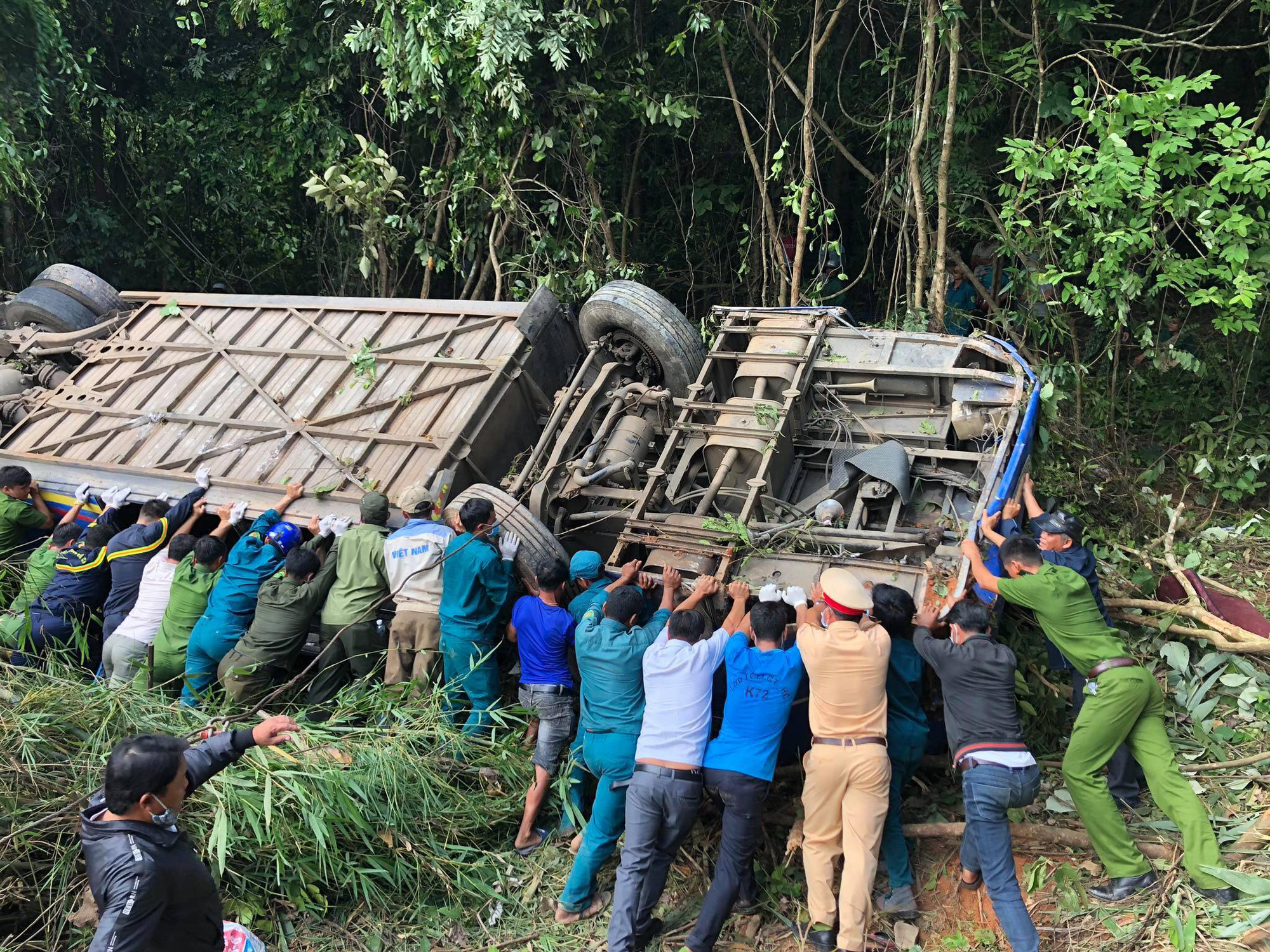 Vụ tai nạn giao thông khiến 5 người chết: Nạn nhân thứ 6 đã tử vong - Ảnh 1.