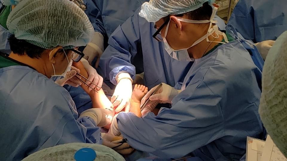 &quot;Song Nhi&quot; đã tỉnh sau ca mổ dài - Ảnh 3.