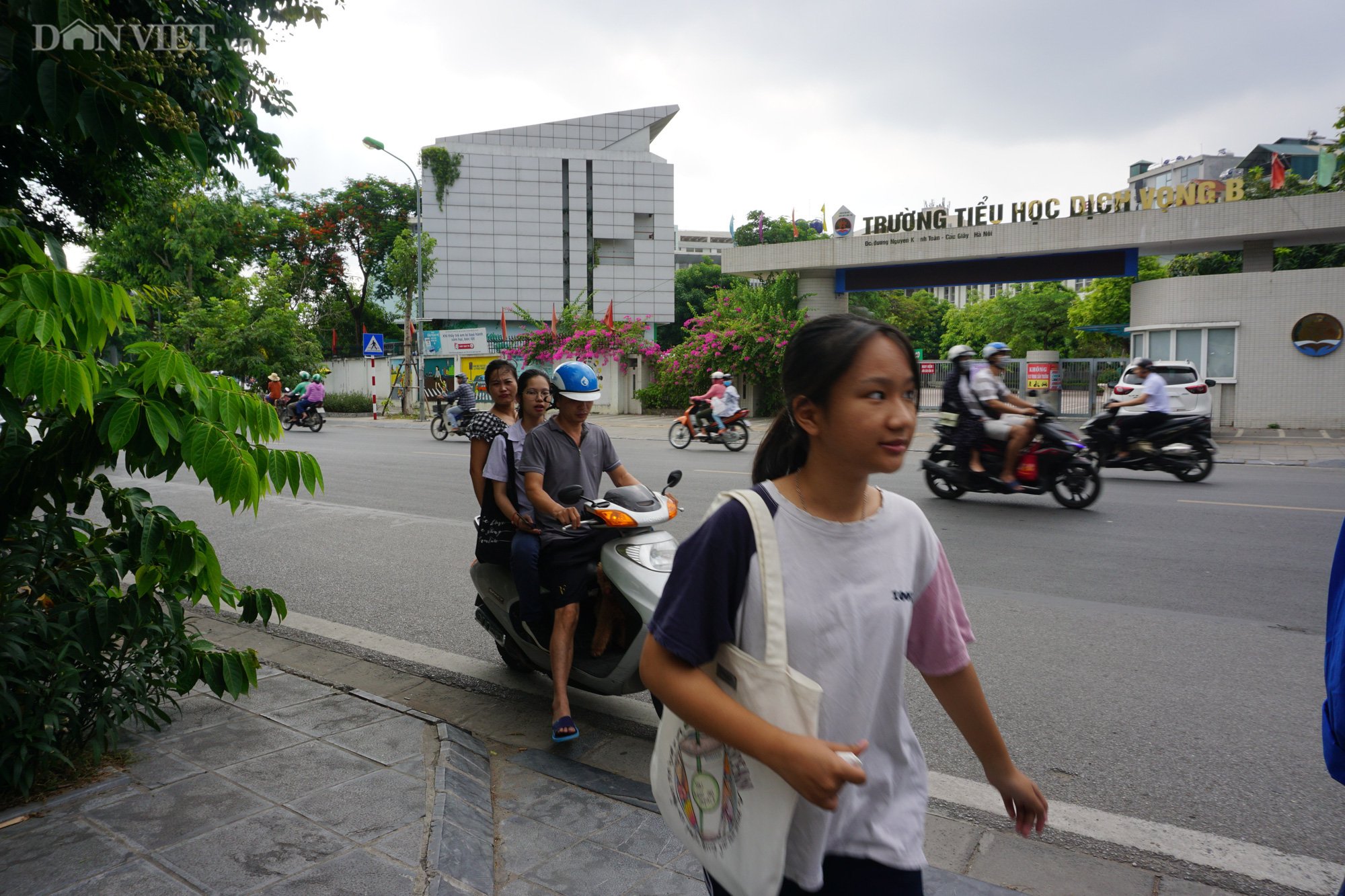 Thi vào lớp 10 tại Hà Nội: Con tự tin nhưng bố mẹ lo lắng - Ảnh 1.