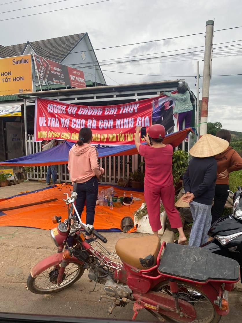 Vụ chủ hụi &quot;biến mất&quot;, bị dân lập bàn thờ trước cổng: Người dân bắt được bà Thúy trên taxi - Ảnh 4.