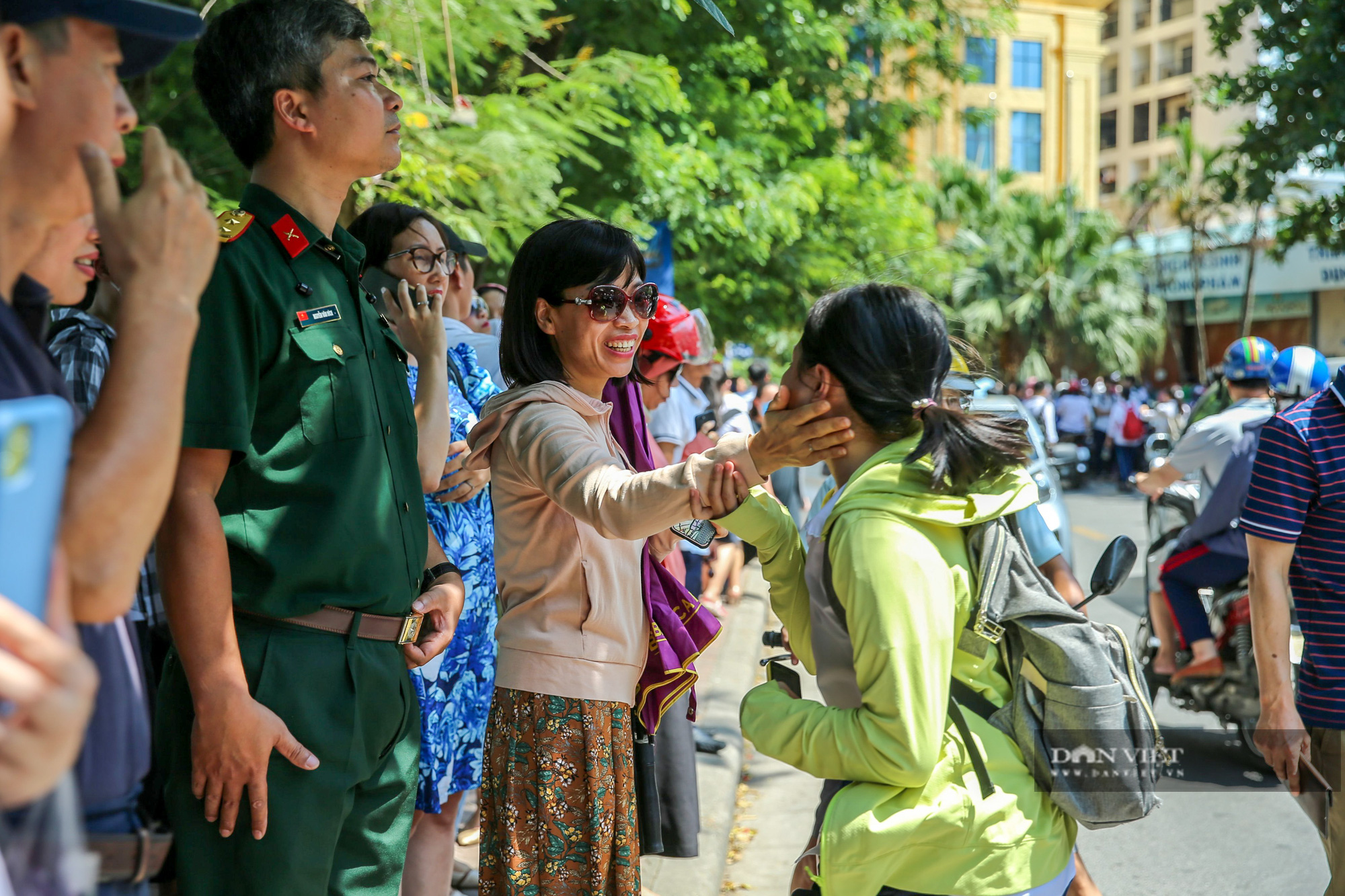 Thí sinh Hà Nội cười tươi rạng rỡ sau bài thi Ngữ Văn vào lớp 10 - Ảnh 5.
