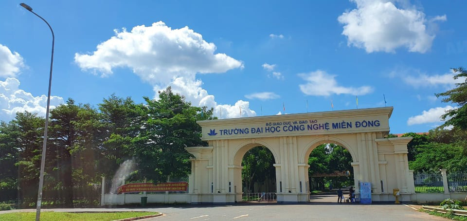 Nghỉ học mùa Covid, sinh viên bị giảng viên cấm thi hết môn - Ảnh 1.