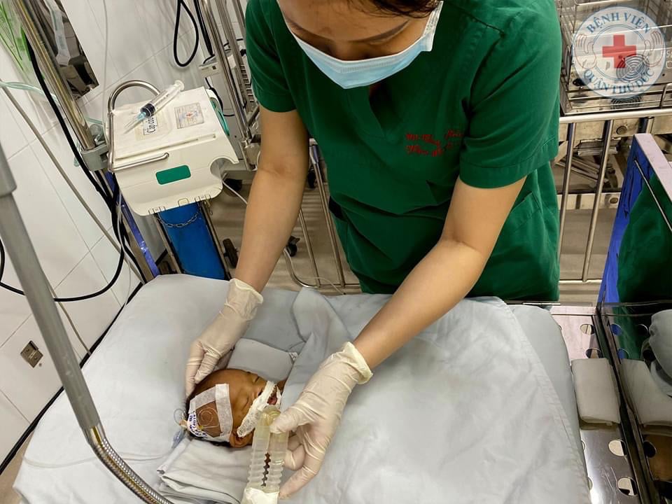 Nhói lòng bé sơ sinh nặng 1,4kg bị bỏ rơi tại chùa - Ảnh 3.
