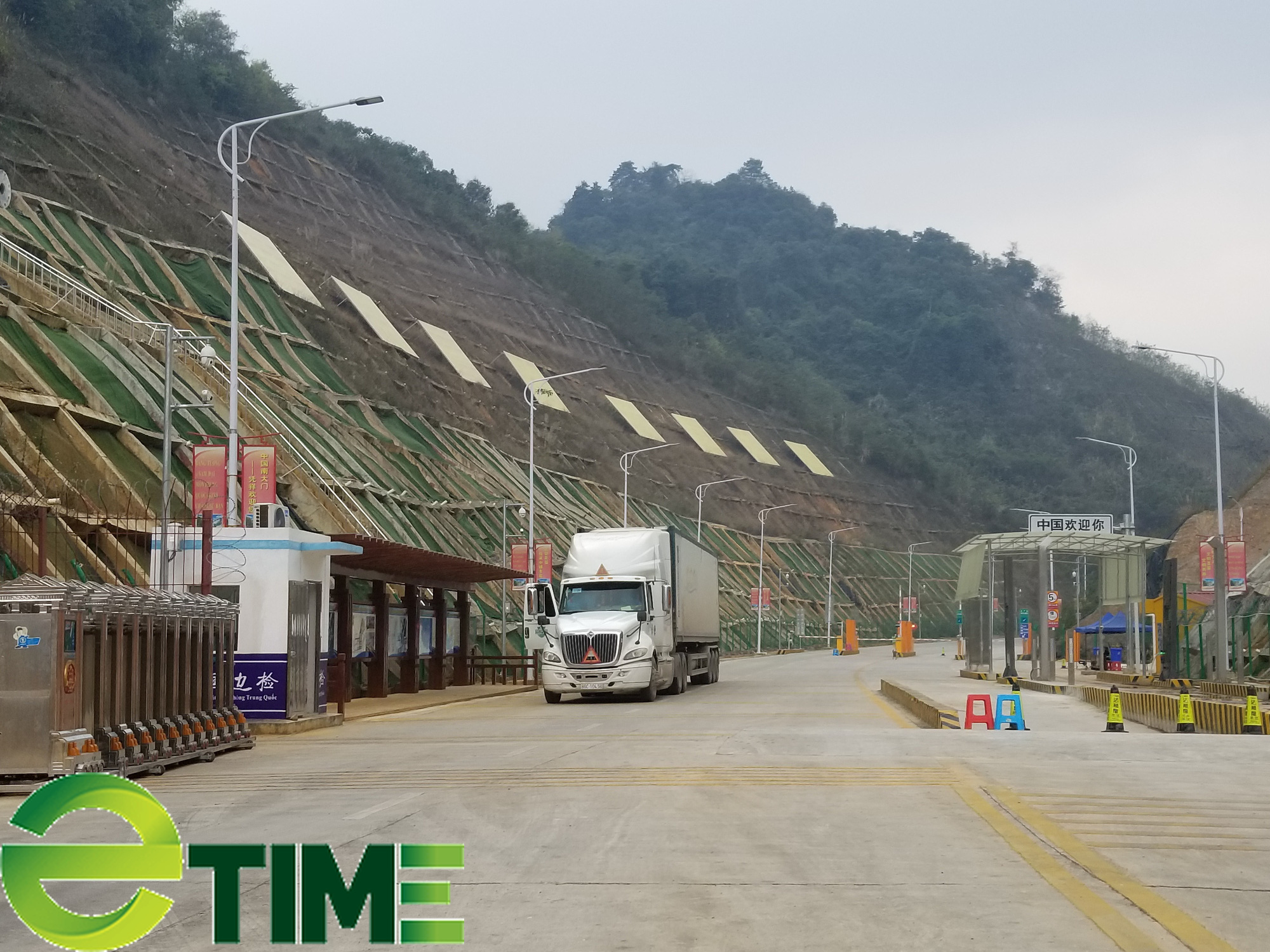 Từ 20/7, phương tiện vận tải TQ nhập cảnh qua Hữu Nghị phải mua bảo hiểm - Ảnh 1. Từ 20/7, phương tiện vận tải TQ nhập cảnh qua Hữu Nghị phải mua bảo hiểm - Ảnh 1.