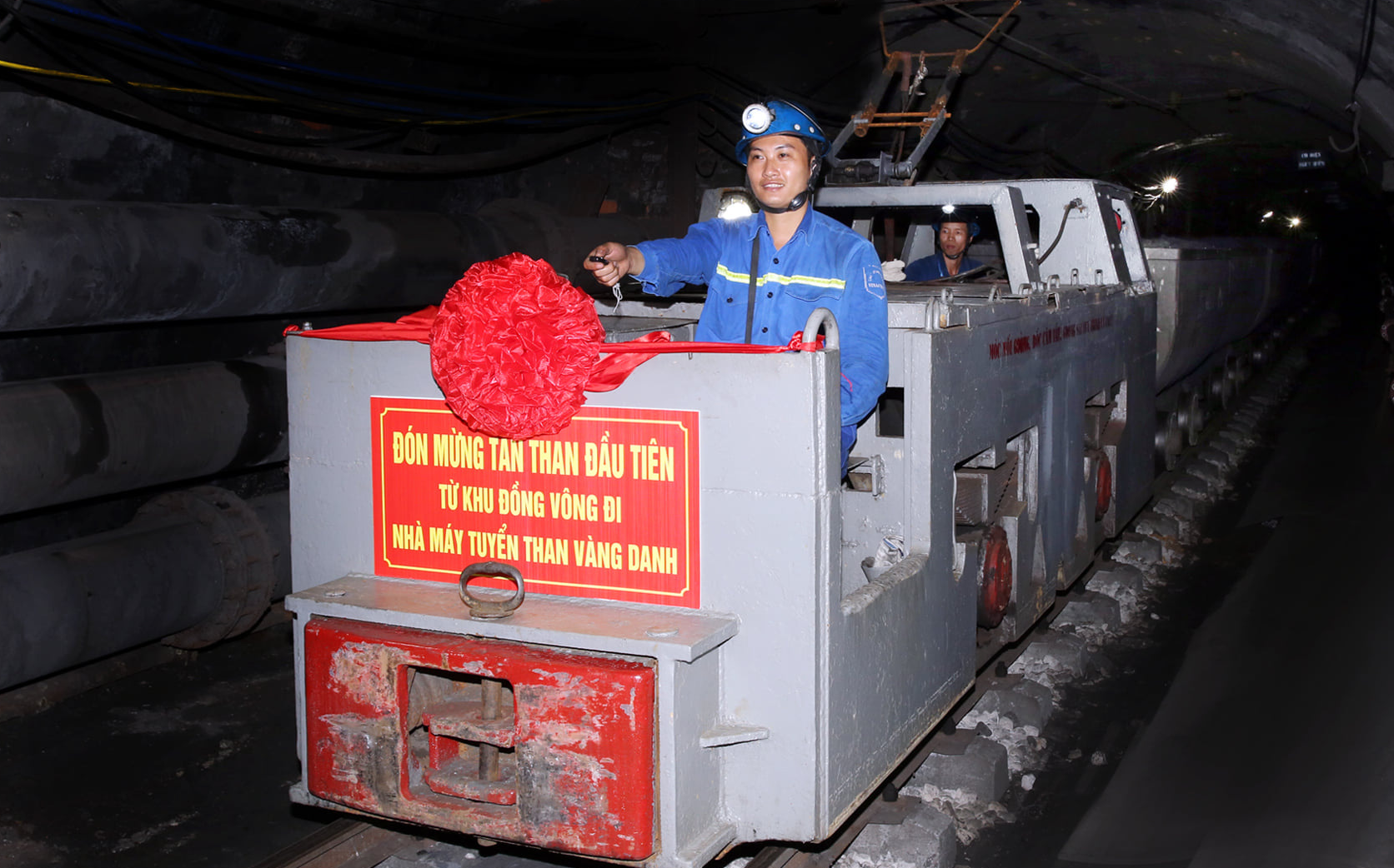 Đón tấn than đầu tiên từ đường lò liên thông Uông Bí - Vàng Danh - Ảnh 1. Đón tấn than đầu tiên từ đường lò liên thông Uông Bí - Vàng Danh - Ảnh 1.