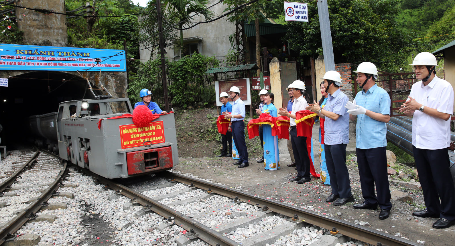 Đón tấn than đầu tiên từ đường lò liên thông Uông Bí - Vàng Danh - Ảnh 3. Đón tấn than đầu tiên từ đường lò liên thông Uông Bí - Vàng Danh - Ảnh 3.