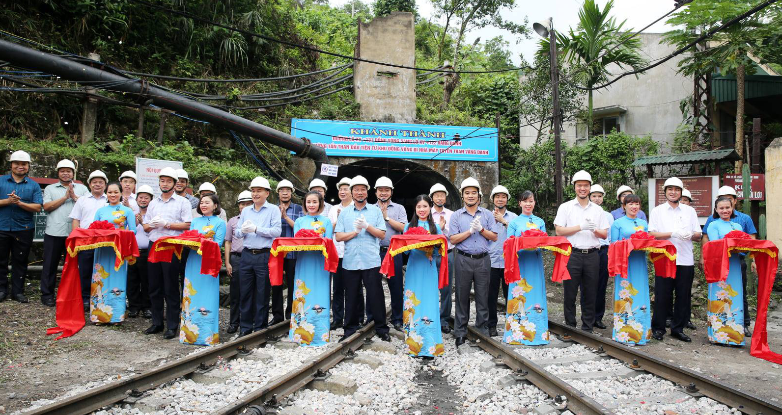 Đón tấn than đầu tiên từ đường lò liên thông Uông Bí - Vàng Danh - Ảnh 4. Đón tấn than đầu tiên từ đường lò liên thông Uông Bí - Vàng Danh - Ảnh 4.