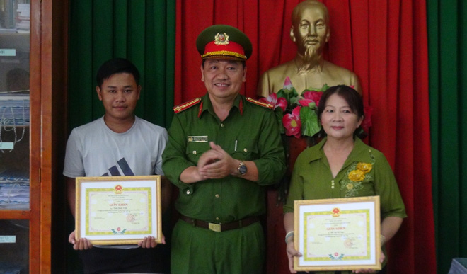 Nhân viên tạp vụ nhặt được 4 lượng vàng trong khách sạn, liền tìm cách trả lại cho khách - Ảnh 2.