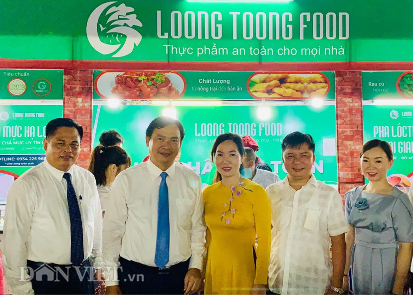 Liên hoan ẩm thực Quảng Ninh thu hút hàng nghìn khách tối khai mạc  - Ảnh 2.