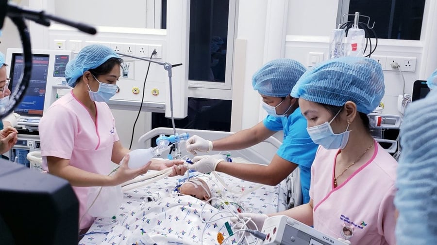 12 ngày hậu phẫu &quot;song Nhi&quot;: Dự kiến ngày mai Trúc Nhi sẽ cai máy thở - Ảnh 1.