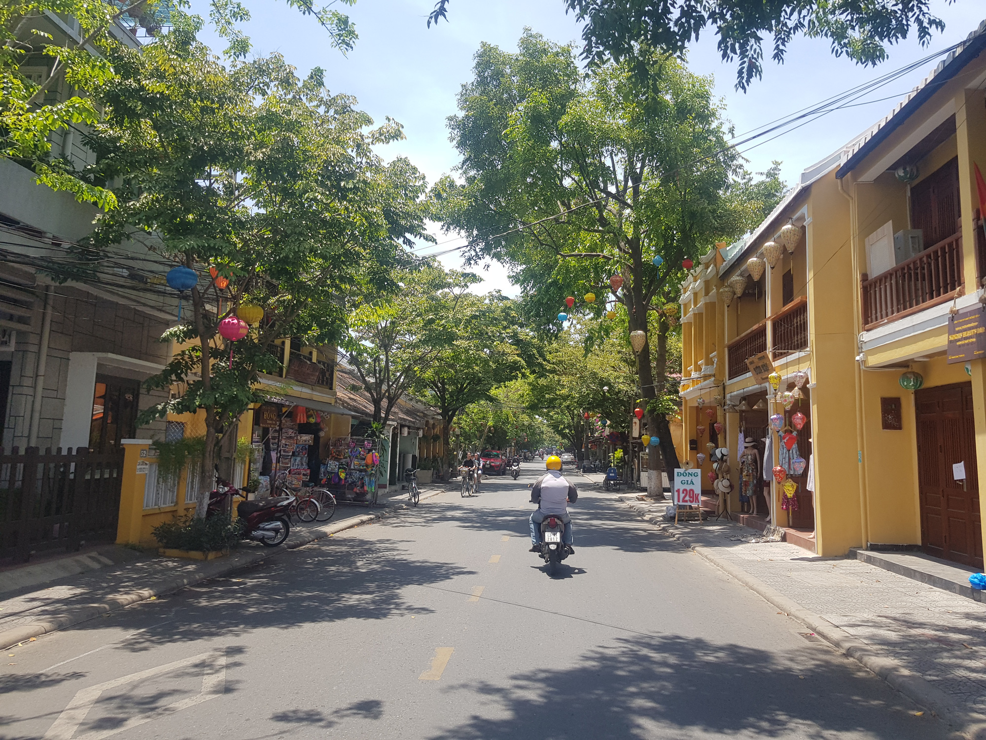 TP.Hội An tạm dừng hoạt động các dịch vụ ăn uống, giải khát để chống dịch - Ảnh 1. TP.Hội An tạm dừng hoạt động các dịch vụ ăn uống, giải khát để chống dịch - Ảnh 1.