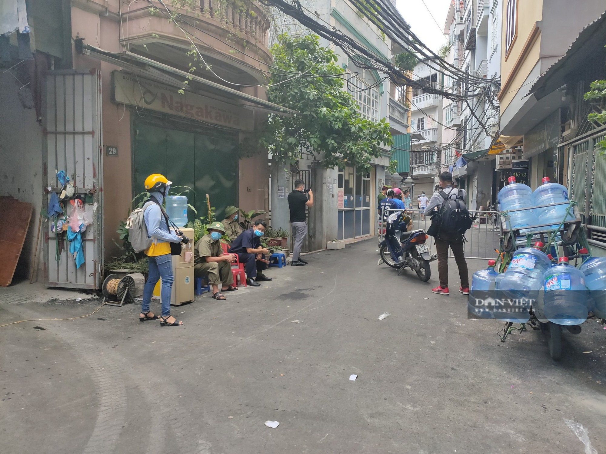 Ảnh: Đang phong tỏa khu vực có ca nghi dương tính Covid-19 - Ảnh 1.