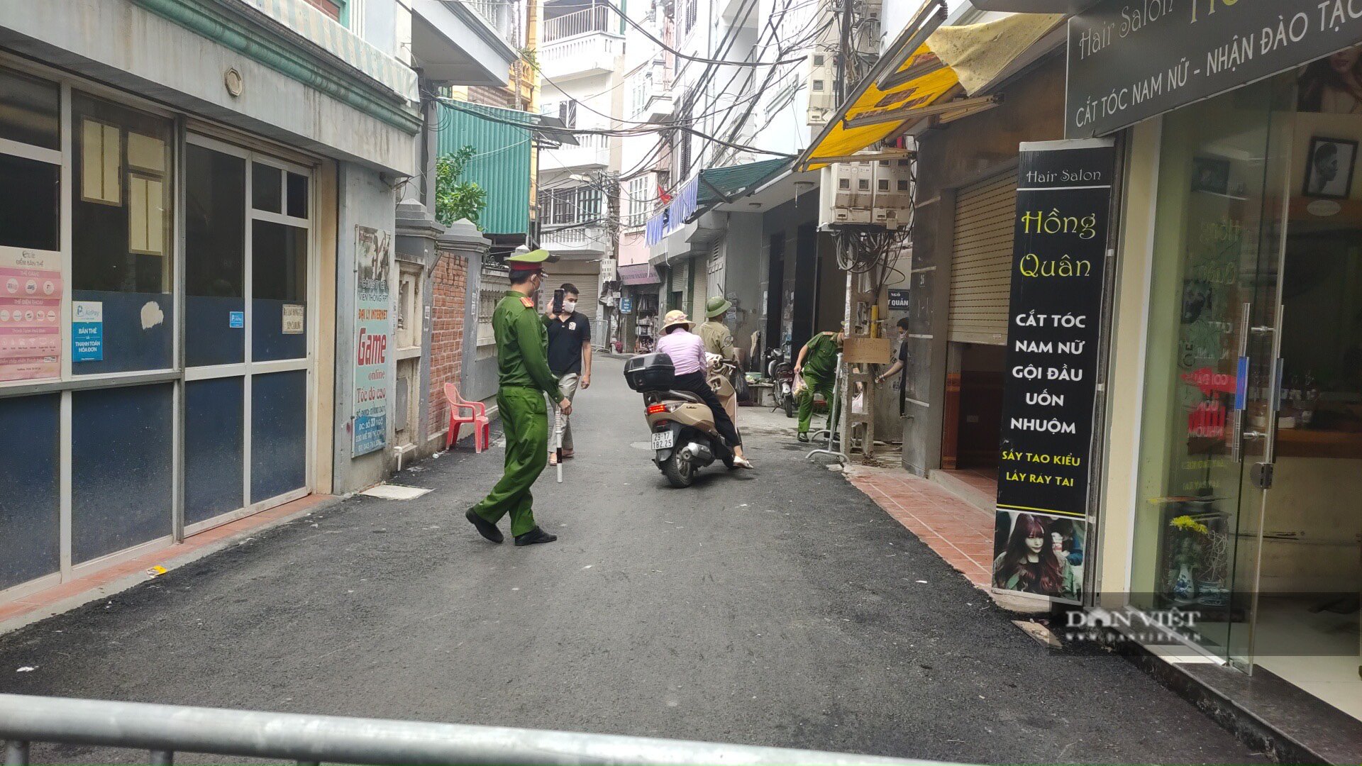 Ảnh: Đang phong tỏa khu vực có ca nghi dương tính Covid-19 - Ảnh 2.