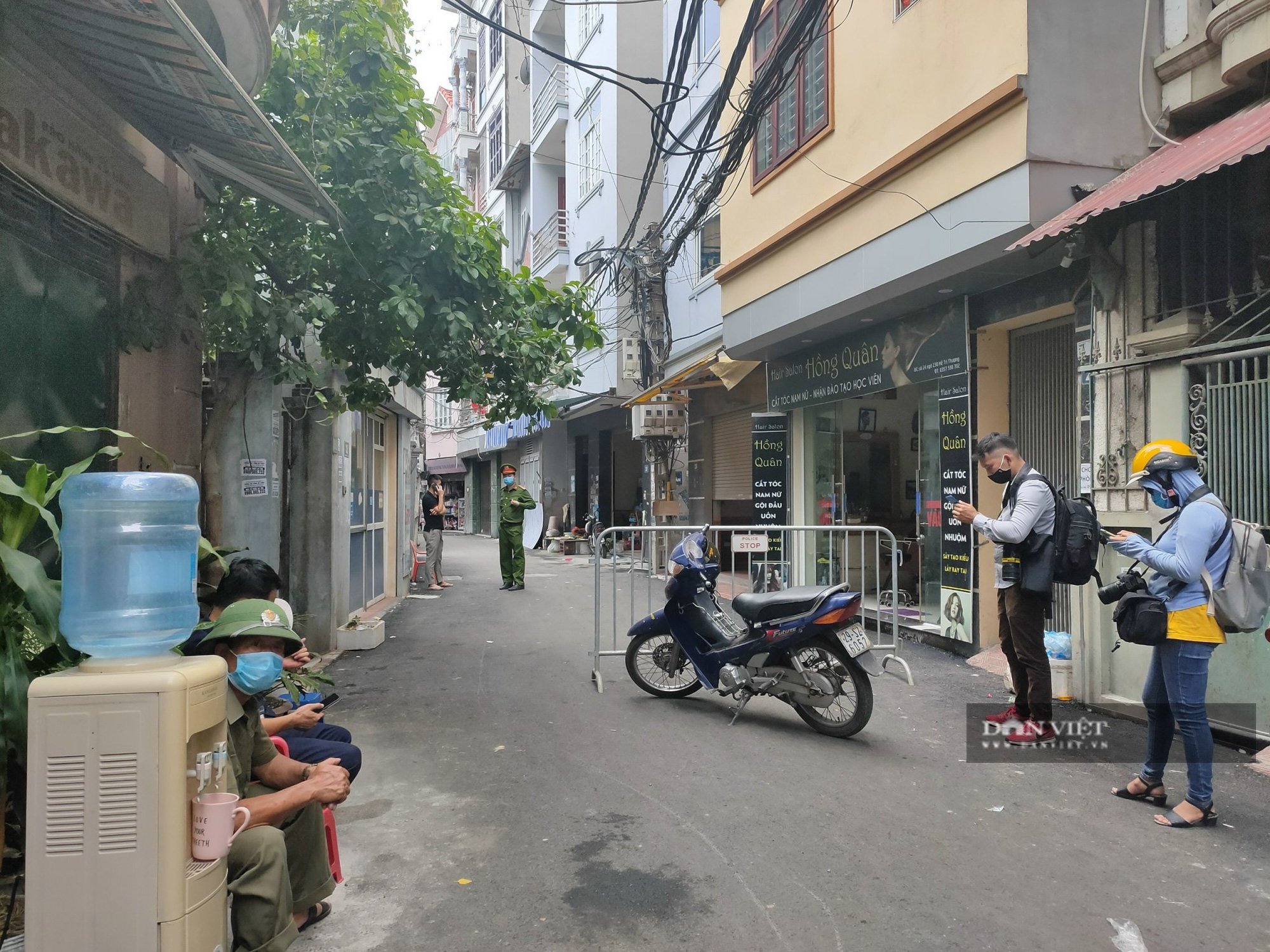 Ảnh: Đang phong tỏa khu vực có ca nghi dương tính Covid-19 - Ảnh 3.