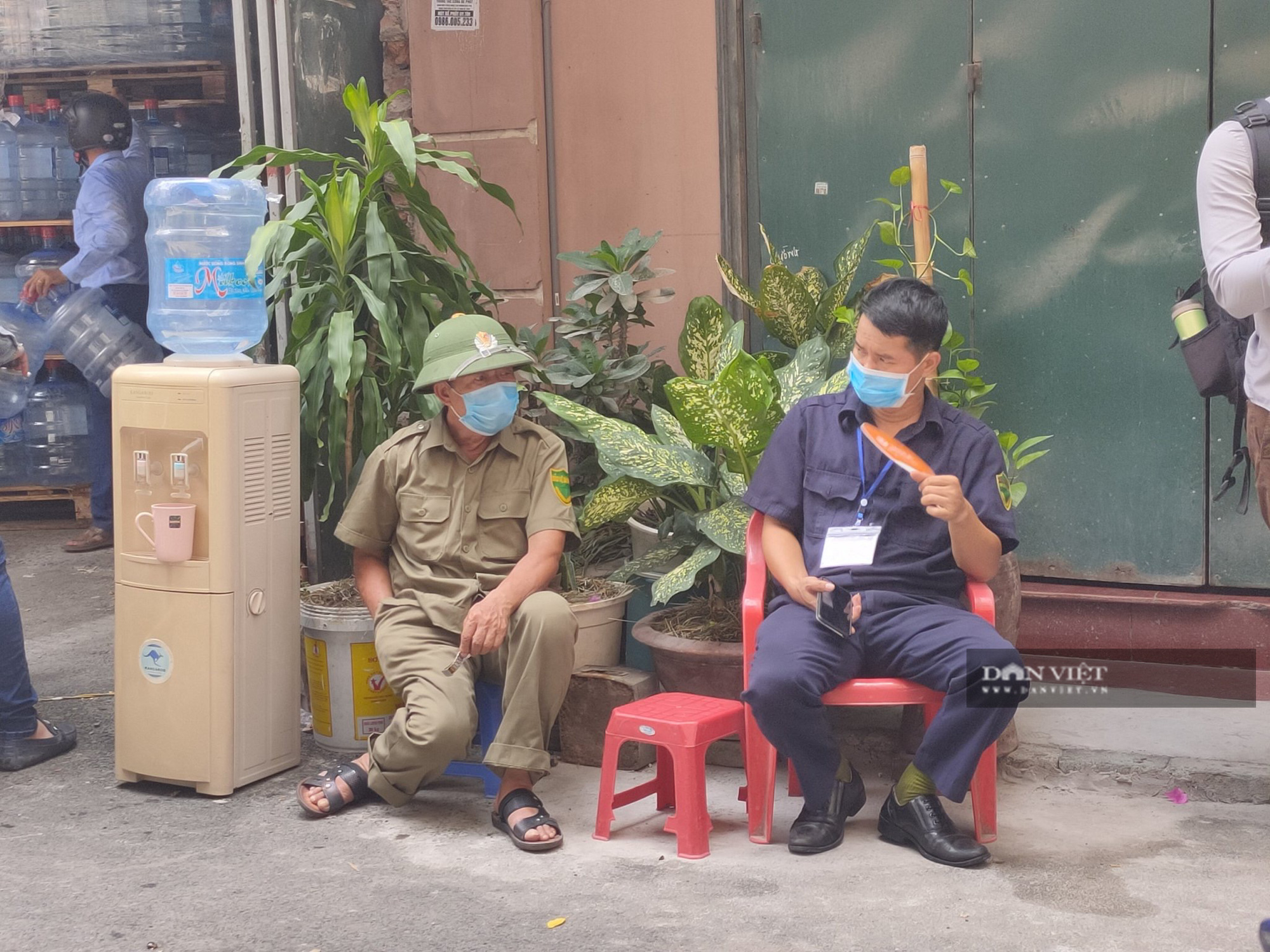 Ảnh: Đang phong tỏa khu vực có ca nghi dương tính Covid-19 - Ảnh 4.